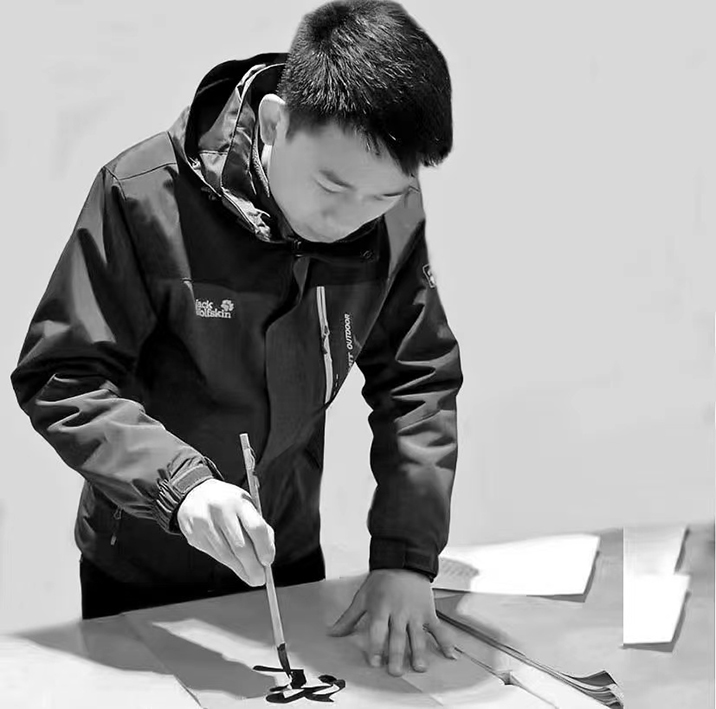 个人简介徐鹏飞,男,1985年2月生于古城镇远,贵州省书法家协会会员